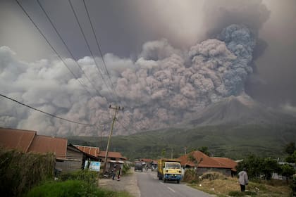 Desde Kutarakyat se pueden ver las cenizas del volcán ascender