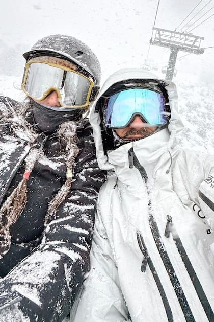 Desde la aerosilla, la pareja mostró la intensa nevada que hubo en Bariloche.