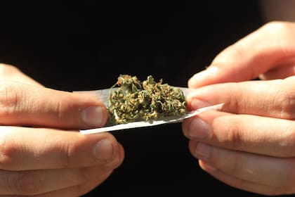 Armando un cigarrillo de marihuana (Foto: Archivo)