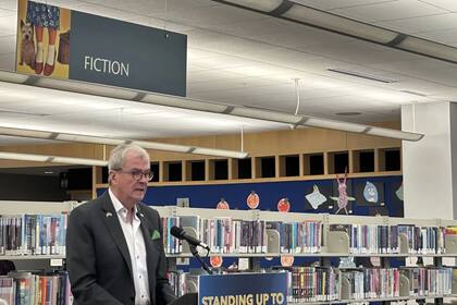 Desde la Biblioteca Pública de Princeton, Murphy afirmó que se vieron intentos de suprimir y censurar historias y experiencias de otros (AP/Mike Catalini)