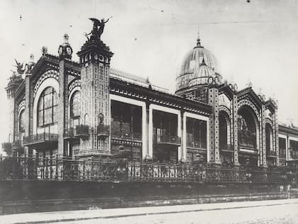 Desde la calle Arenales, el frente del Pabellón Argentino.