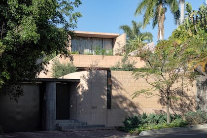 Desde la calle, un Paraíso Bolitaio y una gran jardinera en la planta superior, con jazmines y vitex, contrastan con el concreto pigmentado en tonos rosados.