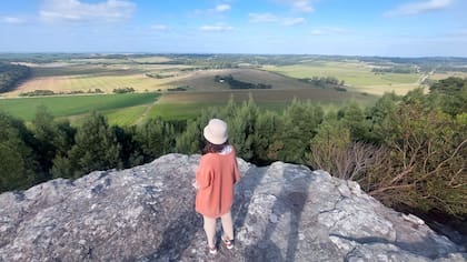Desde la cima de las sierras puede verse el mar en el horizonte.