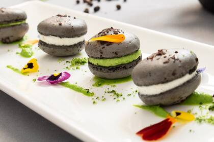 Desde la cocina de RED, Bontempo popone mini macarons de olivas negras, crema de queso de cabra y espinaca saltada en oliva; ideales como finger food