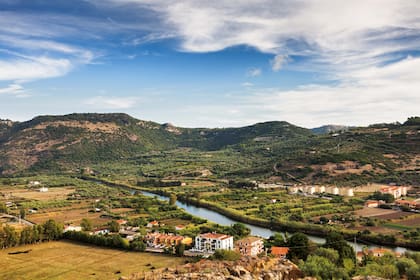 Desde la colina de Serravalle, donde está el castillo, se tiene una vista panorámica de Bosa y su arroyo.