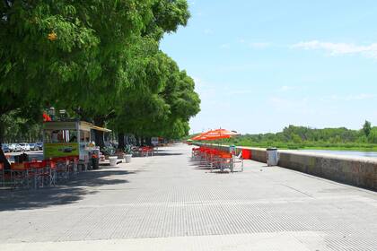 Desde la costanera, donde funcionan los tradicionales puestos gastronómicos, un puente peatonal cruzará la Laguna de los Coipos hacia el interior de la reserva ecológica