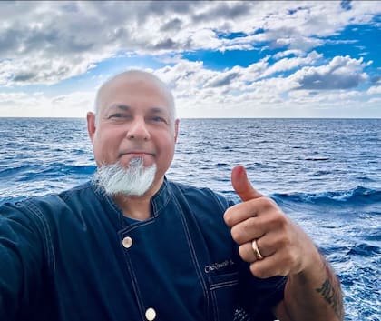 Desde la cubierta del crucero polar MV Hondius, Khabir Moraes les mandó un mensaje tranquilizador a sus seguidores en las redes sociales