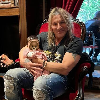 Desde la cuenta de Instagram de Venezia, publicaron una foto de la niña junto a su abuelo (Foto: Instagram @veneziacaniggia)