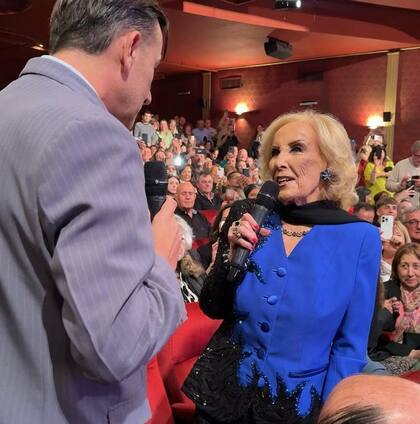 Desde la fila 5, Mirtha disfrutó a pura carcajada de la comedia protagonizada por Martín Bossi, Laurita Fernandez y Mike Amigorena
