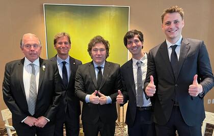 Desde la izq.: Gerardo Werthein, embajador argentino en EE.UU.; Trevor Traina, exdiplomático y hoy parte de Worldcoin; Javier Milei; Martín Mazza, directivo de Worldcoin para América latina; y Alex Blania, el CEO de Tools for Humanity, la compañía que desarrolla Worldcoin