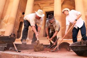 Desde la izquierda, el arqueólogo Matthew Vincent, el presentador Josh Gates y el profesor Pearce Paul Creasman en Petra en agosto
