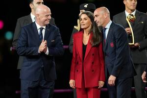 El inaceptable gesto del presidente de la Federación Española de Fútbol junto a la reina Letizia y la infanta Sofía