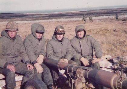 Desde la izquierda, es el primero el Cnel. Ernesto Peluffo recién llegado a Malvinas, integrante del Regimiento de Infantería 12