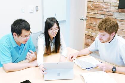 Desde la izquierda: Jian-Bo Zhu, Jing Tang y Eli Watson, los científicos que lograron el desarrollo