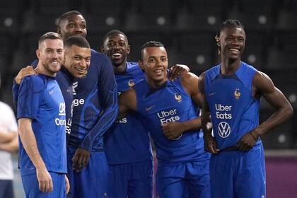 Desde la izquierda, Jordan Veretout, Kylian Mbappé, Marcus Thuram, Ousmane Dembélé, Jules Kounde, y Eduardo Camavinga durante un entrenamiento de la selección de Francia en el Mundil, el viernes 16 de diciembre de 2022, en Doha, Qatar. (AP Foto/Christophe Ena)