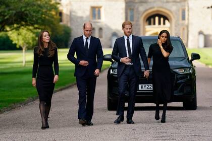 Desde la izquierda, Kate, la princesa de Gales, el príncipe Guillermo, príncipe de Gales, el príncipe Harry y Meghan, duquesa de Sussex caminan para reunirse con miembros del público en el castillo de Windsor, tras la muerte de la reina Isabel II el jueves, en Windsor, Inglaterra, sábado 10 de septiembre de 2022.  