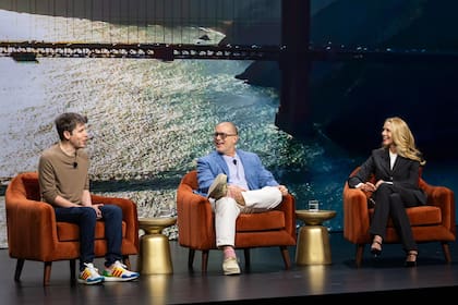 Desde la izquierda, Sam Altman, Jonathan Ive, y Lauren Powell Jobs en el Demo Day de Emerson Collective