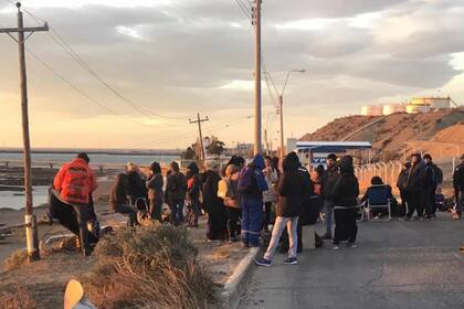 Los docentes acampan en la entrada de la playa de tanques de combustibles de Comodoro Rivadavia en reclamo por falta de pago