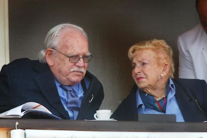 Desde la muerte de la princesa Grace, Rainiero perdonó a su hermana mayor, quien volvió al círculo real y se convirtió en una figura importante en la vida de sus tres sobrinos
