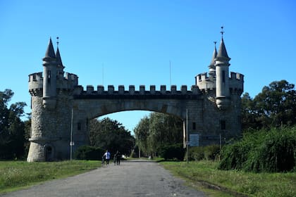Desde la pandemia, cada día concurre más público a hacer actividades al aire libre en el Parque Pereyra Iraola, cuyos arcos de ingreso son emblemáticos
