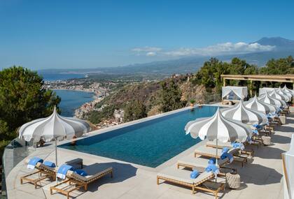 Desde la pileta se aprecia una de las vistas más lindas de Taormina.