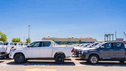 Desde la planta de Toyota en Zárate parten las Hilux, SW4 y Hiace