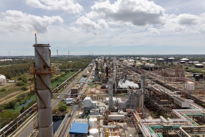 Desde La Plata se produce el 41% de las naftas y el 39% del gasoil que se consumen en la Argentina.