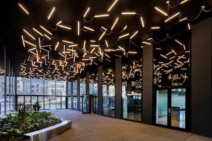 Desde la plaza de acceso público se accede a un pasaje donde se encuentran dos relojes escondidos entre las luces