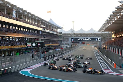 Desde la pole, Max Verstappen transita la Curva 1 del circuito de Yas Marina y lidera el Gran Premio de Abu Dhabi; con ocho festejos, el neerlandés fue el piloto con más triunfos en el año