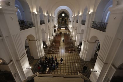 Desde la primera planta, se puede observar la nave central; a los costados, las matroneras recién restauradas