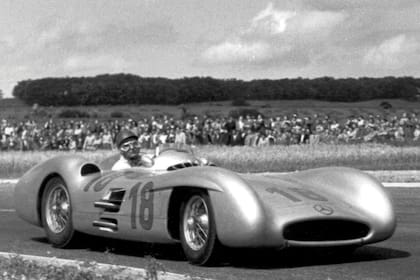 “Desde la primera prueba tuve el sentimiento de estar sobre un auto perfecto, del tipo que los pilotos soñamos durante toda la vida”, dijo el automovilista sobre este coche que manejó en 1954 y 1955. En la imagen, en julio de 1954 en el Grand Prix de Francia.