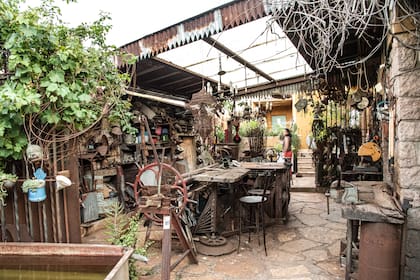 Desde la puerta principal hasta el último rinconcito del jardín de Manantiales, todos los materiales, las obras, los detalles, las plantas y las flores que lo están habitando.