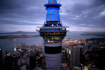 Desde la Sky Tower de Auckland se puede hacer bungee jumping
