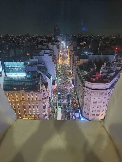 Desde la ventana que da a Corrientes, desde el mirador del Obelisco se podía ver una multitud hacia la avenida Callao