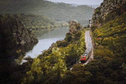 Desde la ventanilla se contemplan los imponentes paisajes del centro de Portugal