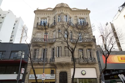 Desde la vereda de enfrente se contempla la fachada en todo su esplendor