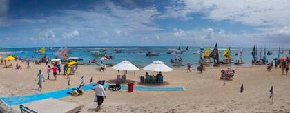 Desde la Villa de Pescadores salen jangadas (embarcaciones típicas del Nordeste) para disfrutar de las piscinas naturales