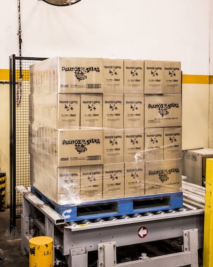 Desde la zona de paletizado salen las cajas repletas de bolsas.