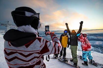 Desde las 8 de la mañana, riders y amantes del deporte invernal gozaron de un increíble amanecer mientras descendían por la montaña, sin público y con nieve fresca