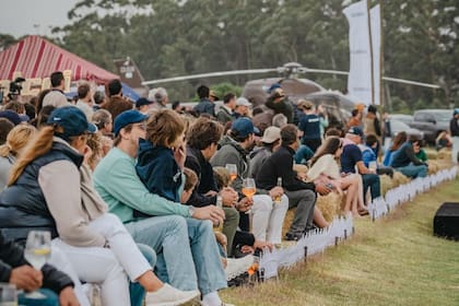 Desde las carpas montadas especialmente para la ocasión o sentados sobre fardos, los invitados disfrutaron de una tarde única.