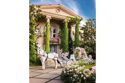 Desde las flores hasta el carruaje, todo parece sacado de un cuento de hadas. Foto: Canva