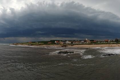 Desde las playas ya podían distinguirse las nubes que traerán las lluvias y ráfagas