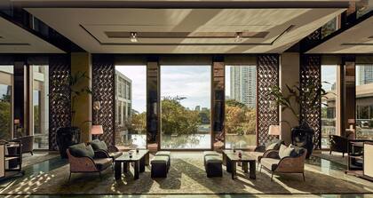 Desde las salas comunes del hotel se pueden visualizar amplios jardines