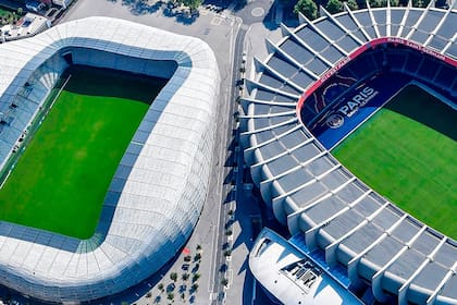 Desde las tribunas de uno puede verse con claridad la fachada del otro: ambos recintos se enfrentan, como reflejo físico de una rivalidad que vuelve a activarse