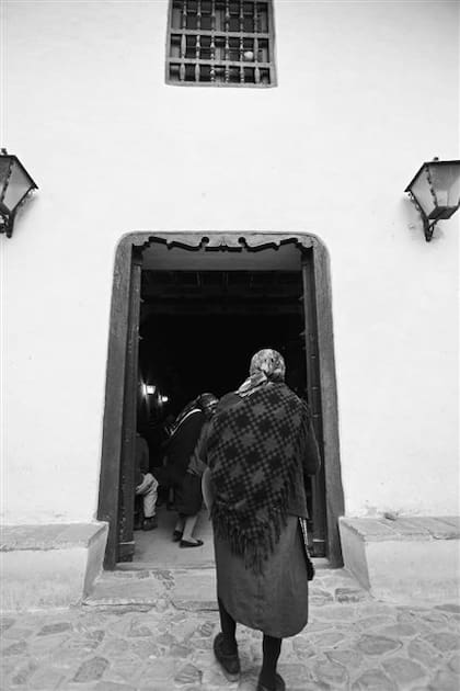 Desde lejos. Muchos de los que llegan a Yavi a la celebración de la misa nocturna y a la procesión de las doctrinas caminan varias horas desde las comunidades vecinas