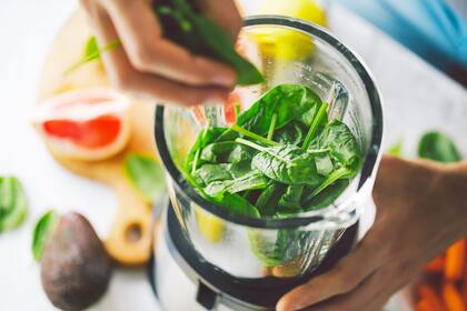 Desde licuados hasta ensaladas, la espinaca aporta a la masa muscular