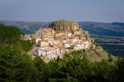 Desde lo alto del castillo, se obtienen vistas panorámicas del valle, los bosques y los peñascos que rodean el pueblo