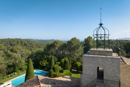 Desde lo más alto de la residencia principal se pueden avistar las montañas verdes