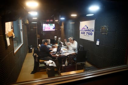 Desde los estudios de LU6 Radio Atlántica conduce su ciclo de los domingos a la mañana