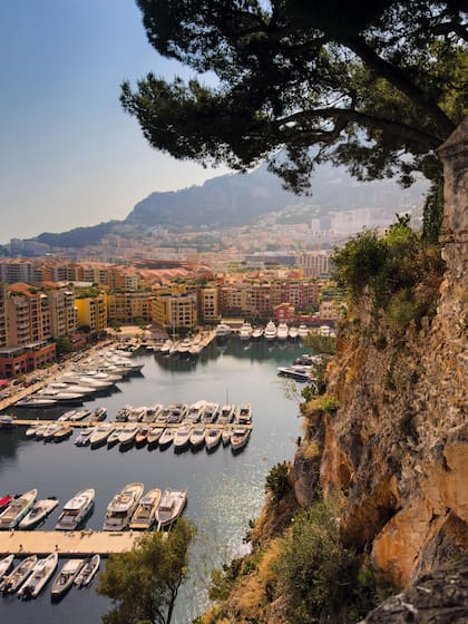 Desde los Jardines San Martín se accede a la Roca, a los pies se ve el Puerto Fontvieille